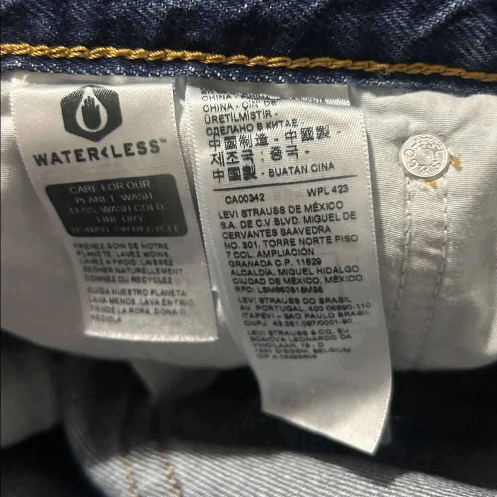 Levi’s High Rise Mom Jeans - Picture 11 of 12